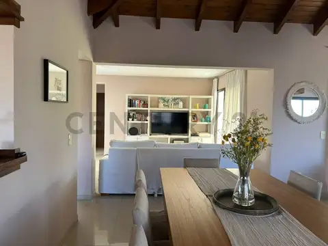Casa en Alquiler con 2 cocheras