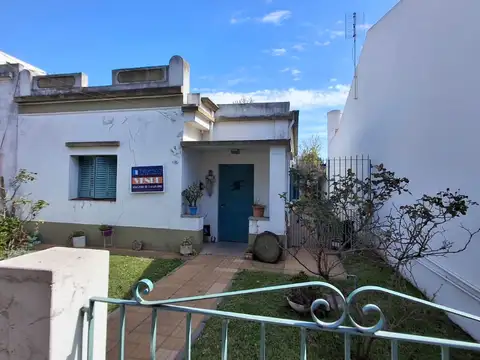 CASA TIPO AMERICANA EN HERMOSO BARRIO