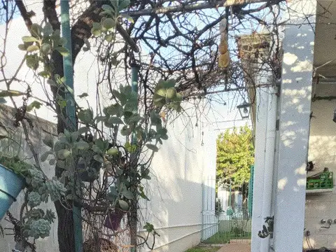 CASA TIPO AMERICANA EN HERMOSO BARRIO