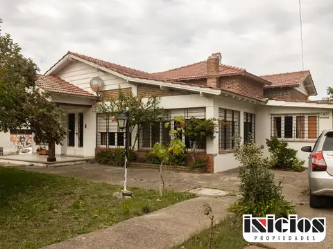 Imponente Casa a una Cuadra del Mar - C820