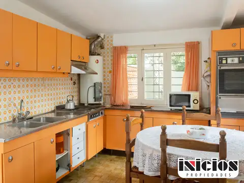 Imponente Casa a una Cuadra del Mar - C820