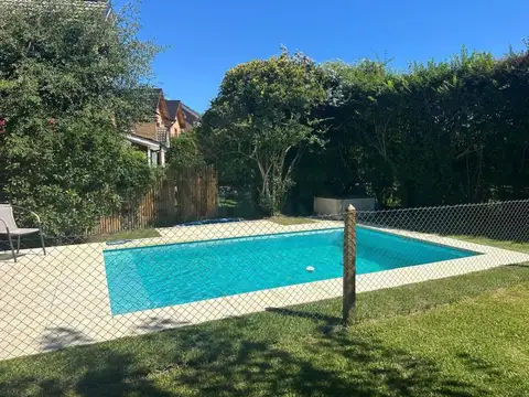 Amplia casa 3 dor con pileta y jardín en Barrancas San José