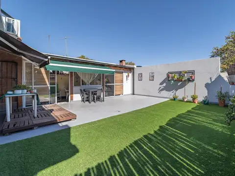 Casa de 3 ambientes con cochera y deposito. VENTA. Villa Urquiza