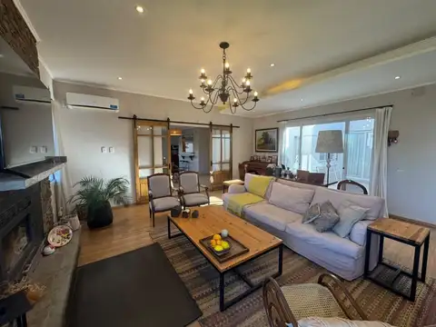 Casa 6 ambientes con 2 baños