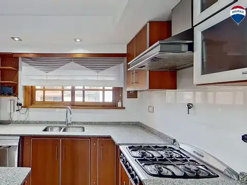 VENTA CASA 7 AMBIENTES CON PILETA EN BERNAL