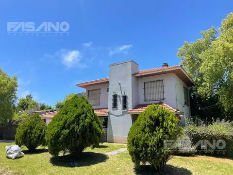 CHALET DE 4 AMBIENTES EN ESQUINA SOBRE LOTE PROPIO EN PUNTA MOGOTES