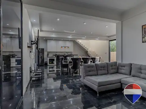 Casa en Venta con 2 cocheras