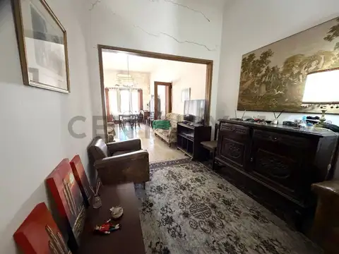 OPORTUNIDAD EN PLENO CENTRO DE VENADO TUERTO - CASA A RECICLAR CON LOTE DE GRAN