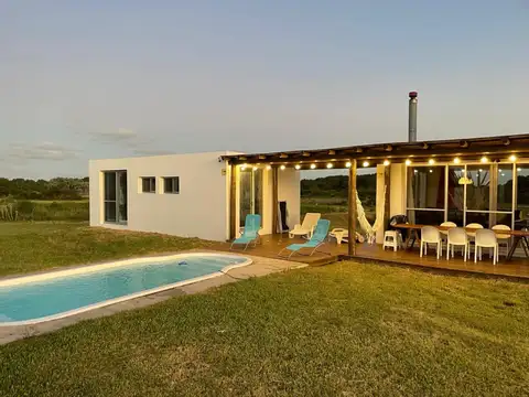Venta - Casa de cuatro dormitorios, pileta y cochera en la costa de Rocha, Uruguay