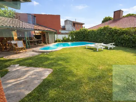 Casa en Hurlingham - 5 Ambientes - Parque - Pileta - Quincho