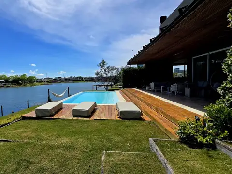 Casa en Alquiler Temporal con 4 cocheras