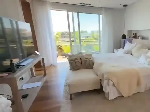 Casa 8 ambientes con 7 baños