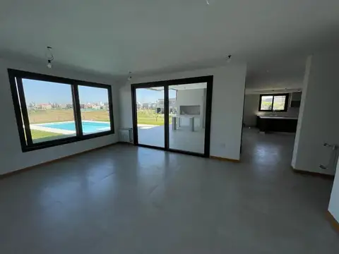 Casa en venta - 3 Dormitorios 3 Baños - Ezeiza