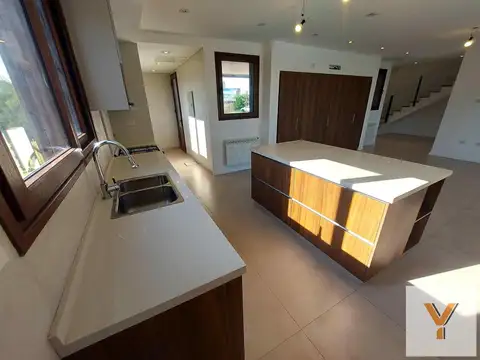 Casa 6 ambientes con 4 baños