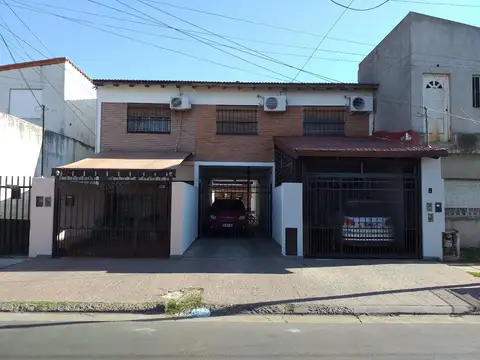 Excelente dúplex 4 ambientes con 2 patios y 2 cocheras