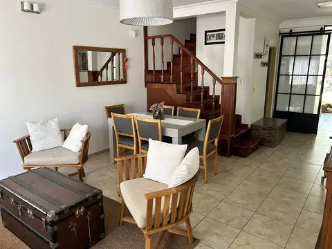 Casa 4 ambientes con 2 baños