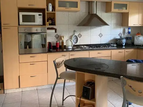 Casa en Venta con 3 cocheras