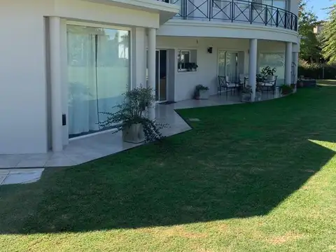 Casa en lote central interno en Ayres De Pilar