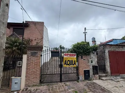 Casa en alquiler sobre amplio lote en Quilmes