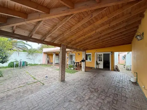 Casa en Alquiler con 1 cochera