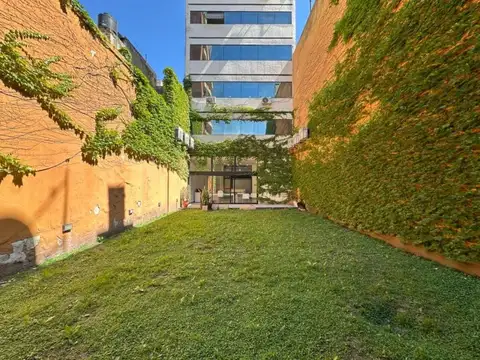VENTA OFICINA CON PATIO EN EL CENTRO