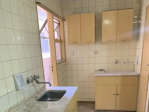 SE VENDE DEPTO 3 DOR AMPLIO Y LUMINOSO CON BALCON, COCHERA Y BAULERA - AV COLON