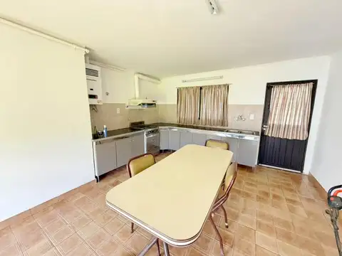 Casa en Alquiler con 2 cocheras
