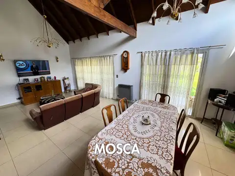 Casa 4 ambientes con 2 baños