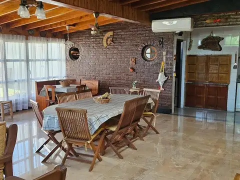 Casa 5 ambientes con 4 baños