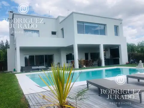 Casa en Alquiler con 2 cocheras