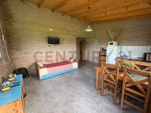 Venta de dos cabañas en Lobos con pileta, parrilla y amplio parque