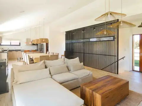 Casa 6 ambientes con 3 baños