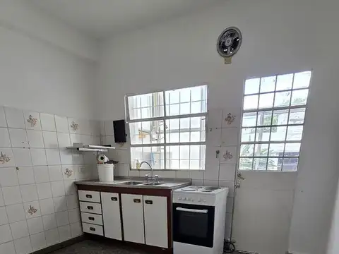DUPLEX DE 3 AMBIENTES CON COCHERA Y PATIO EN VENTA. OLIVOS