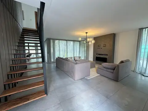 Casa 5 ambientes con 4 baños