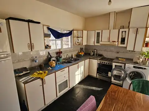 Casa 6 ambientes con 2 baños
