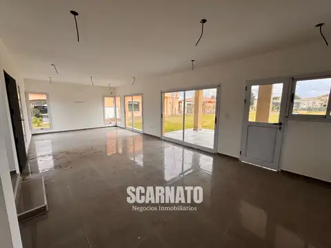 Casa 4 ambientes con 2 baños