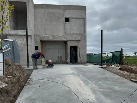 Casa en Venta con 2 cocheras