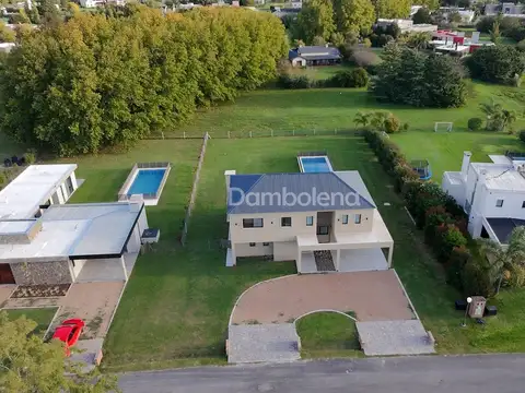 Casa en Venta con 2 cocheras