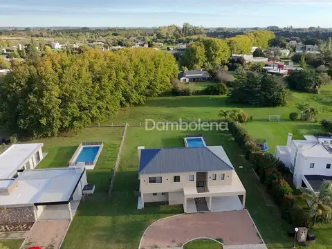 Casa 5 ambientes con 4 baños