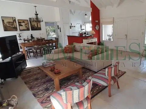 Casa 4 ambientes con 2 baños