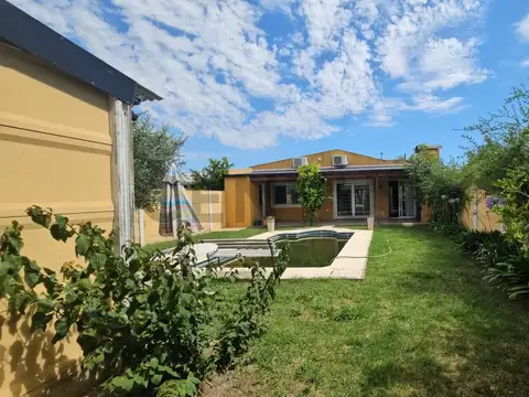 CASA 3 AMBIENTES CON JARDIN, PILETA, PARRILLA Y COCHERA - Apto profesional - LOBOS