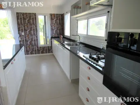 Casa 5 ambientes con 3 baños