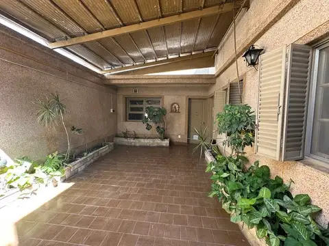 PH DE 3 AMB Y DEPENDENCIA C/ PATIO Y TERRAZA