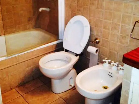 Casa 4 ambientes con 2 baños