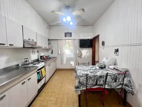 Casa 8 ambientes con 2 baños