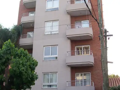 DEPTO. 2 AMB. DE CATEGORÍA C/BAULERA EN SUBSUELO