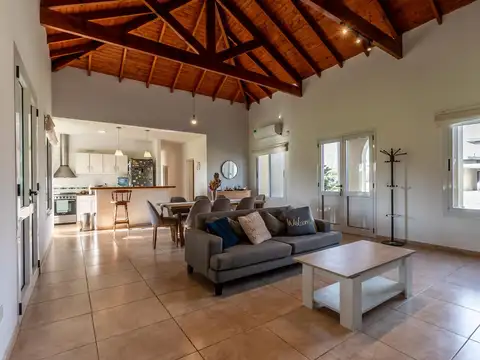 Casa de 4 ambientes a la venta en barrio privado arroyo dulce