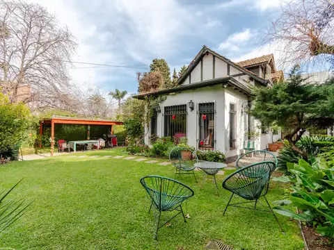 Exclusiva casa en venta y alquiler con jardín y piscina, ubicada en Vicente López.
