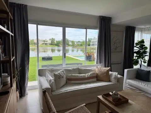 INCREIBLE CASA A LAGUNA EN VENTA EN EL CANTON ISLAS