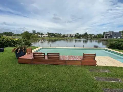 INCREIBLE CASA A LAGUNA EN VENTA EN EL CANTON ISLAS